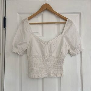 Adorable Abercrombie white cropped top. size xs.